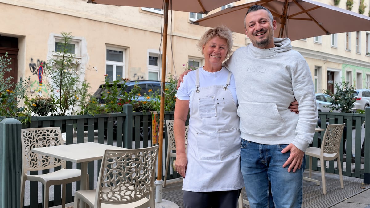 Building his mother’s restaurant terrace with Codex